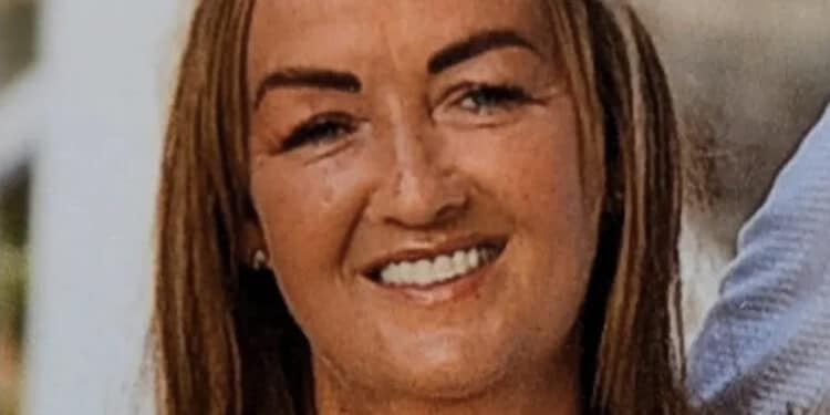 Le cade il cellulare in carica nella vasca mentre fa il bagno: morta una 46enne