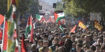 Manifestazione pro Pal a Bologna, ragazza viene ferita dai lacrimogeni: rischia di perdere un occhio