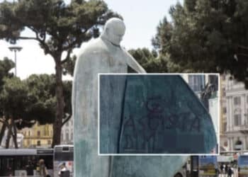 Imbrattata la statua di San Giovanni Paolo II a Roma, Meloni: “Ignoranza della storia”