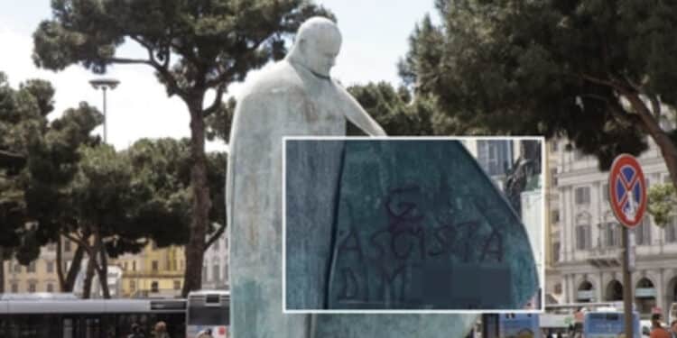Imbrattata la statua di San Giovanni Paolo II a Roma, Meloni: “Ignoranza della storia”