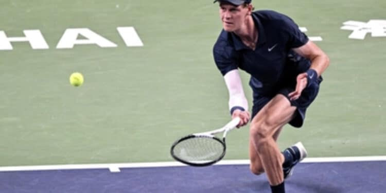 Crampi alla gamba per Sinner all’ Atp Shanghai: il campione costretto al ritiro