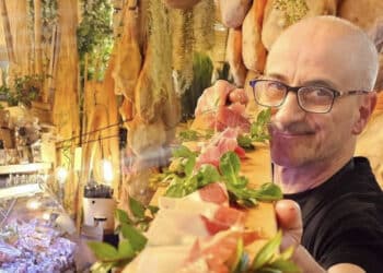 Quartu, sorpreso mentre ruba due salsicce: “L’ho fatto per fame”. Il proprietario: “Chiedere, non rubare”