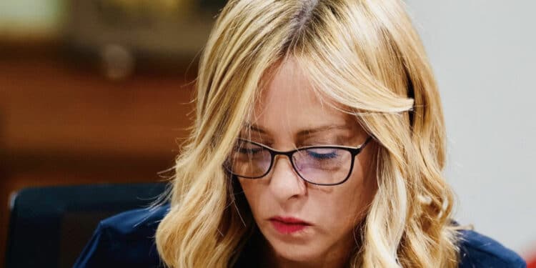 Meloni, Crosetto e Tajani denunciati per concorso in genocidio: “Non esiste un altro caso al mondo”