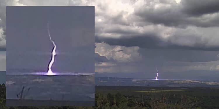 Ruinas, spettacolare scarica elettrica catturata dalla webcam di Villa Verde – Monte Arci di Baku Meteo