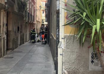 Cagliari, allarme alla Marina: vigili del fuoco e ambulanze in via Napoli per miasmi fortissimi provenienti da un locale per della carne in putrefazione
