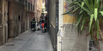 Cagliari, allarme alla Marina: vigili del fuoco e ambulanze in via Napoli per miasmi fortissimi provenienti da un locale per della carne in putrefazione