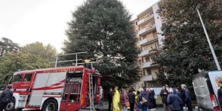 Scoppia un incendio in un appartamento: morti due 80enni e il figlio