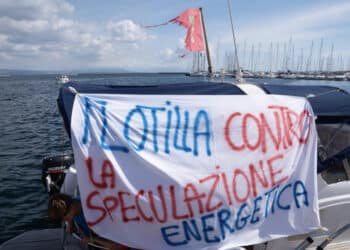 Carloforte, “Flotilla sarda, contro la speculazione energetica”: barche bloccano il porto per contrastare la devastazione della costa