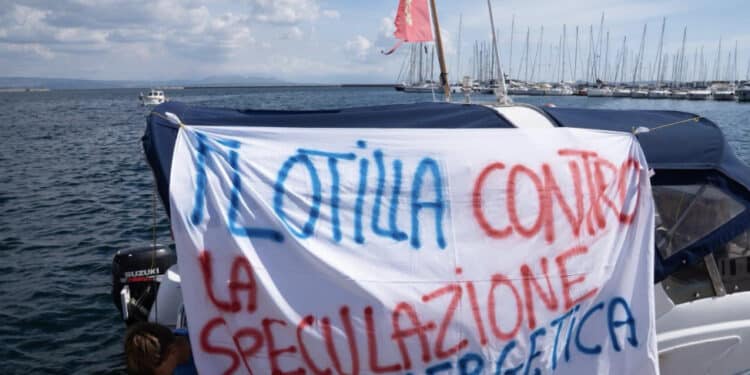 Carloforte, “Flotilla sarda, contro la speculazione energetica”: barche bloccano il porto per contrastare la devastazione della costa