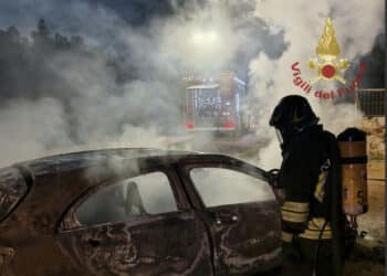 Auto incendiata nella periferia di Uta, accertamenti in corso