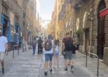 Cagliari, via Baylle e parte di via Sardegna al buio senza preavviso: croceristi in strada ma i negozi restano chiusi (VIDEO)