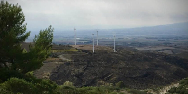 Villanovaforru, le pale intralciano il lavoro dei mezzi aerei antincendio: la denuncia del sindaco Maurizio Onnis