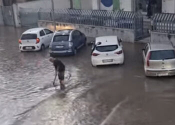 Selargius, strada allagata e liberata da due cittadini che hanno ripulito le caditoie fra le auto in corsa