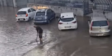 Selargius, strada allagata e liberata da due cittadini che hanno ripulito le caditoie fra le auto in corsa