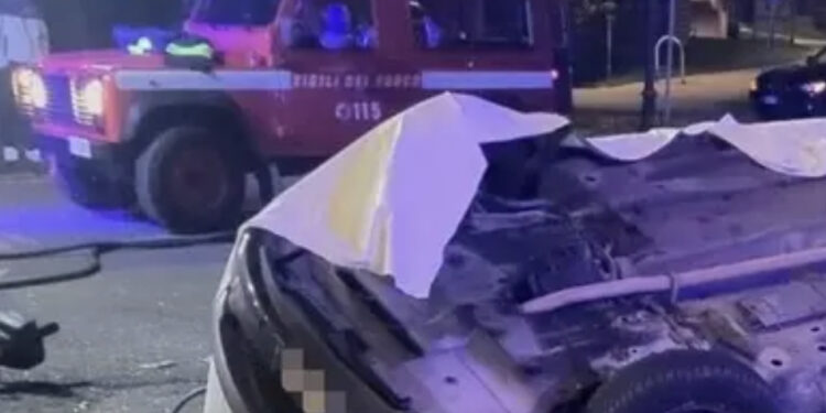 Tragedia nella notte: auto finisce contro una fontana, morti 3 ventenni
