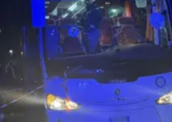 Tifosi lanciano mattoni contro il bus della squadra avversaria alla fine di Rieti-Pistoia: morto l’autista