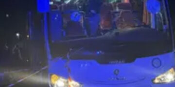 Tifosi lanciano mattoni contro il bus della squadra avversaria alla fine di Rieti-Pistoia: morto l’autista