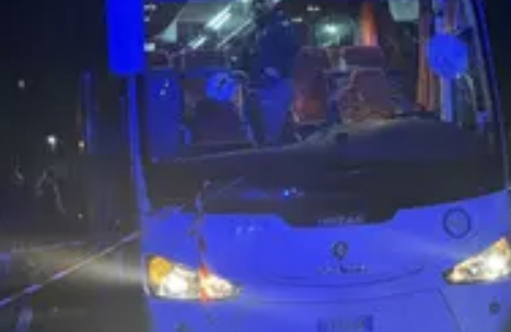 Tifosi lanciano mattoni contro il bus della squadra avversaria alla fine di Rieti-Pistoia: morto l’autista