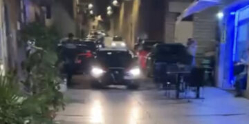 Cagliari, ancora caos alla Marina: rissa alle scalette di Sant’Eulalia (VIDEO)