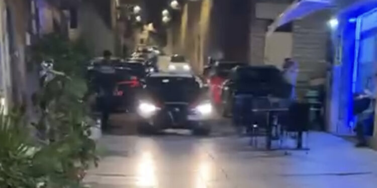 Cagliari, ancora caos alla Marina: rissa alle scalette di Sant’Eulalia (VIDEO)