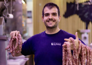 Pirri, la salsiccia di Roberto Piras conquista la medaglia d’argento: è arrivata seconda al concorso “Ciccia, l’Italia in 20 salsicce”