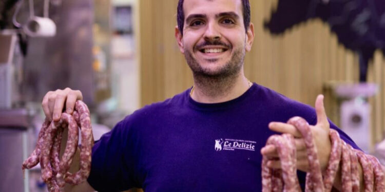 Pirri, la salsiccia di Roberto Piras conquista la medaglia d’argento: è arrivata seconda al concorso “Ciccia, l’Italia in 20 salsicce”