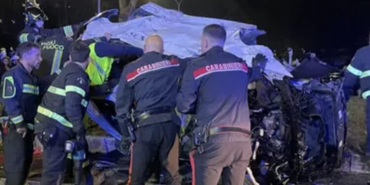 Scontro fra due auto, morta una 20enne: si ipotizza una gara di velocità