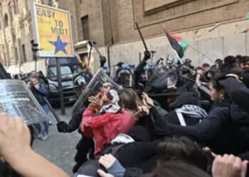 Caos a Torino per la manifestazione pro Pal: bottiglie contro la polizia