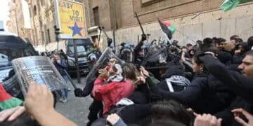 Caos a Torino per la manifestazione pro Pal: bottiglie contro la polizia