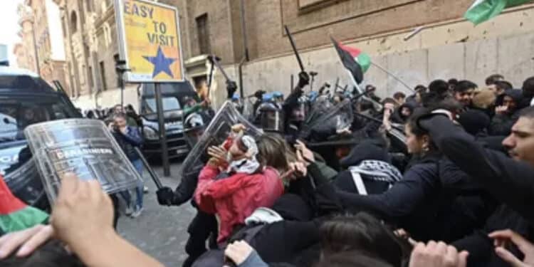 Caos a Torino per la manifestazione pro Pal: bottiglie contro la polizia