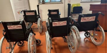 Cagliari, donate all’oncologico 5 sedie a rotelle acquistate con le donazioni fatte per la riparazione del pianoforte