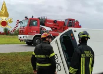 Bus con 50 studenti si scontra con un suv: un morto e 15 feriti, il conducente aveva la patente scaduta