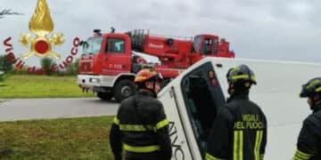 Bus con 50 studenti si scontra con un suv: un morto e 15 feriti, il conducente aveva la patente scaduta