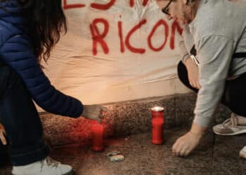 “Un lumicino per non spegnere la speranza”: Oss davanti al Consiglio Regionale sardo per rivendicare i loro diritti