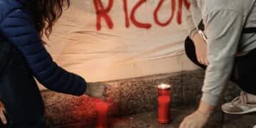 “Un lumicino per non spegnere la speranza”: Oss davanti al Consiglio Regionale sardo per rivendicare i loro diritti