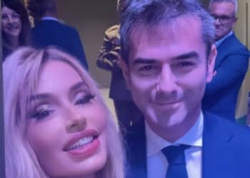 “Massi” Zedda posa con Valeria Marini in un teatro chic di Cagliari: sorrisi e gioia