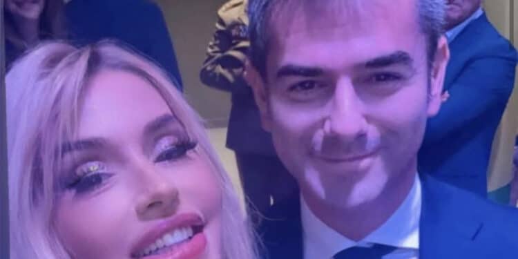 “Massi” Zedda posa con Valeria Marini in un teatro chic di Cagliari: sorrisi e gioia