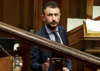 Ferisce un uomo sparando a Capodanno, condannato a 15 mesi l’ex deputato Emanuele Pozzolo