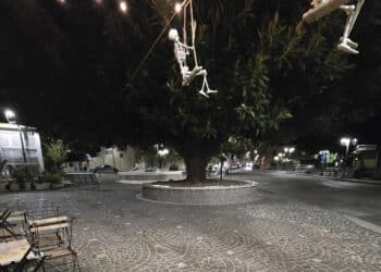 Serramanna, piazza deserta e nessuno in giro: contro lo spopolamento arriva la festa di Halloween