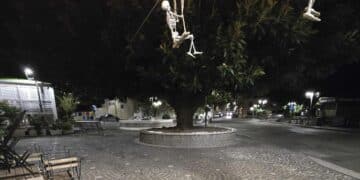 Serramanna, piazza deserta e nessuno in giro: contro lo spopolamento arriva la festa di Halloween