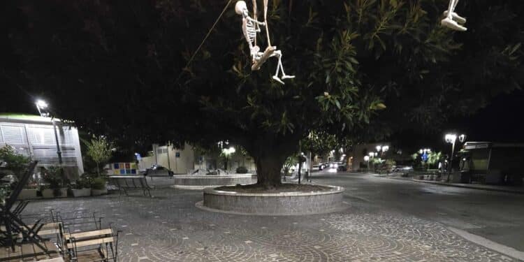 Serramanna, piazza deserta e nessuno in giro: contro lo spopolamento arriva la festa di Halloween