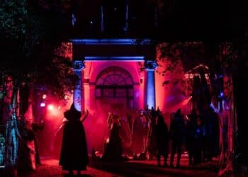 “Angelo Nero”, lo spettacolo che accende i riflettori sulla memoria delle antiche carceri di Castiadas e la figura de S’Accabadora