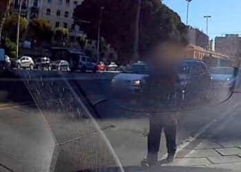 Cagliari, passeggia tra le auto in corsa in via Roma: anziano rischia di essere travolto