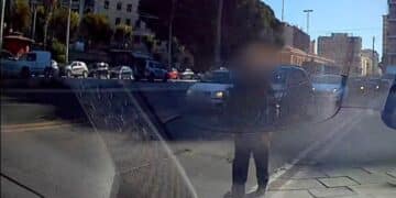 Cagliari, passeggia tra le auto in corsa in via Roma: anziano rischia di essere travolto