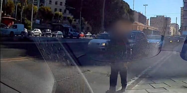 Cagliari, passeggia tra le auto in corsa in via Roma: anziano rischia di essere travolto