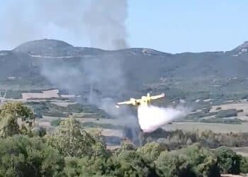 Carbonia, ancora fuoco e Canadair in azione per domare un grosso incendio: momenti di paura sulla Sp2