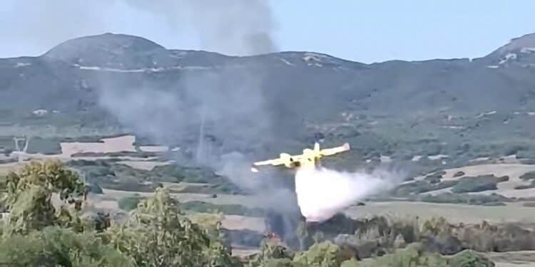 Carbonia, ancora fuoco e Canadair in azione per domare un grosso incendio: momenti di paura sulla Sp2