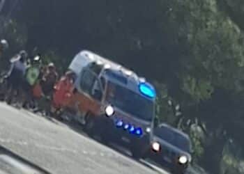 Paura a Serramanna, ciclista soccorso in mezzo alla strada