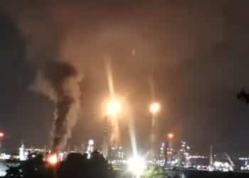 Sarroch, incendio alla Sarlux: parte dell’area sud dell’impianto avvolta dal fuoco e dal fumo