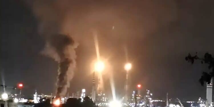 Sarroch, incendio alla Sarlux: parte dell’area sud dell’impianto avvolta dal fuoco e dal fumo